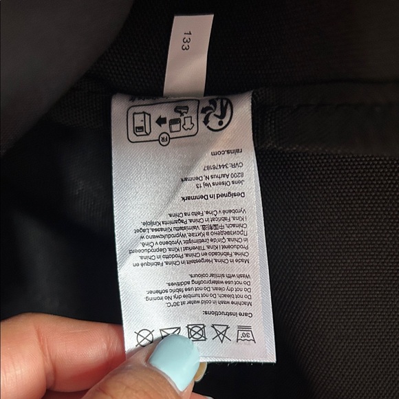 💼 Sleek & modern RAINS backpack in matte black! - Picture 10 of 11